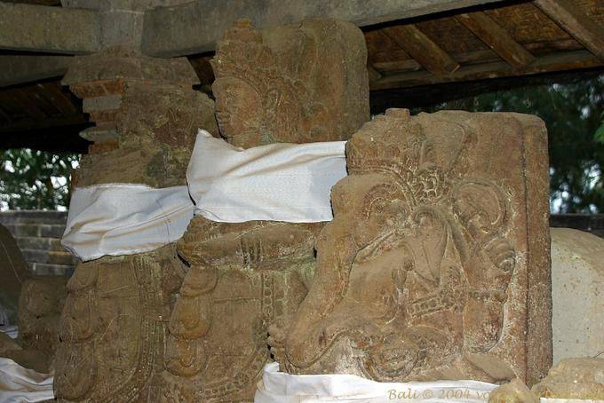 Statues de pierre antiques datant du 11e-13e siècles, Puncak Penulisan Temple Bali  