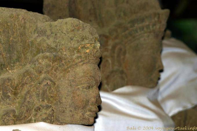 Têtes d'anciennes statues, (Pura Tegeh Koripan), Penulisan Temple Bali  