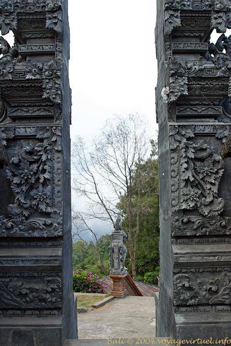 Entrée ouvragée du temple de Tegeh Koripan, Penulisan Temple Bali  