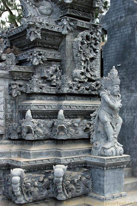 Complexité des sculptures mêlant végétation et animaux fabuleux, Puncak Penulisan Temple Bali  