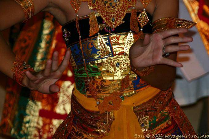 Zoom costune and delicate hand game, dance Ramayana Nusa Dua - Bali