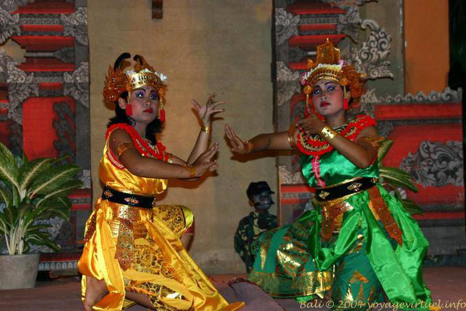 Knees to the rhythm of the gamelan, dance Ramayana Nusa Dua - Bali