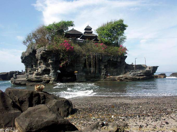Tanah Lot signifie "le Terrain dans le Milieu de la Mer", Pura Tanah Lot Bali 