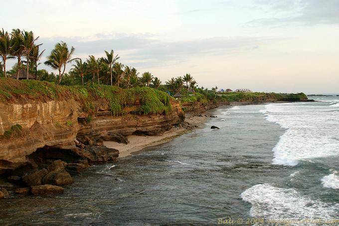 Petites falaises sur la côte, Tanah Lot Bali 