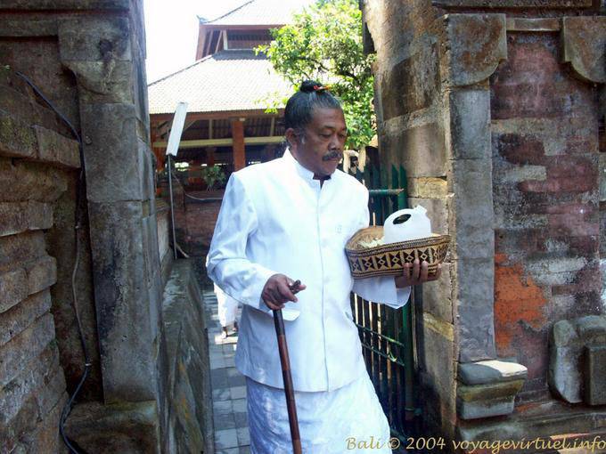 Tirta Empul priest Preparation - Bali