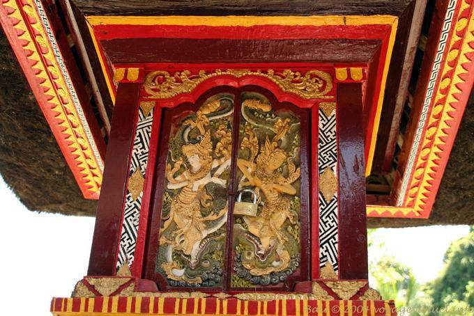 Tabernacle padlocked, Tirta Empul - Bali