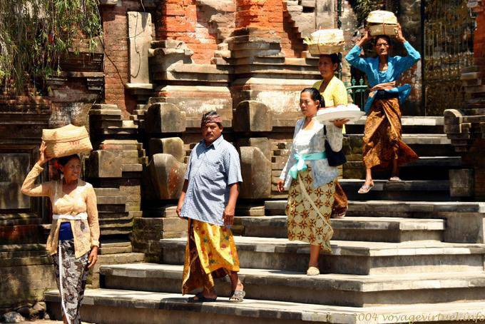 Pilgrims to the sacred spring, Tirta Empul - Bali