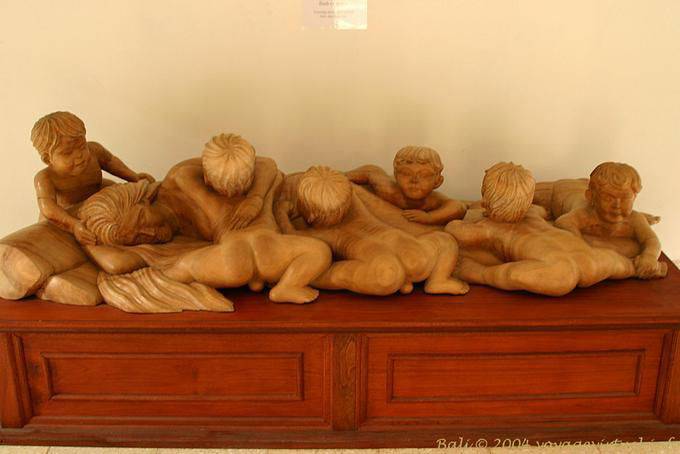 Mother and Children wood carving, Ubud - Bali