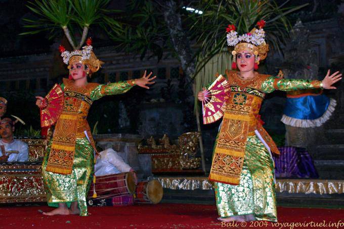 Costumes and fans, Barong dance - Bali