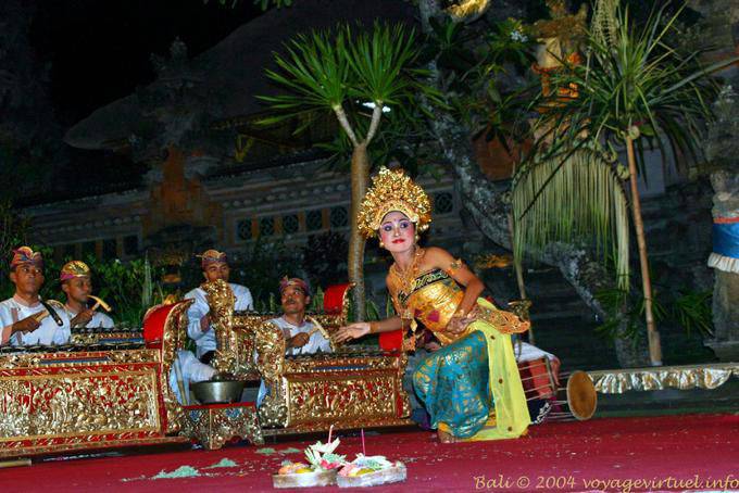 Traditional dancer and orchestra, Ubud Barong - Bali