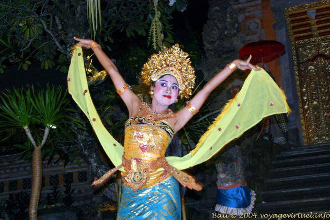 A postures Legong dance, Ubud - Bali