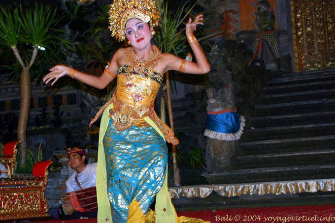 Swaying dancer, Ubud Barong Dance - Bali