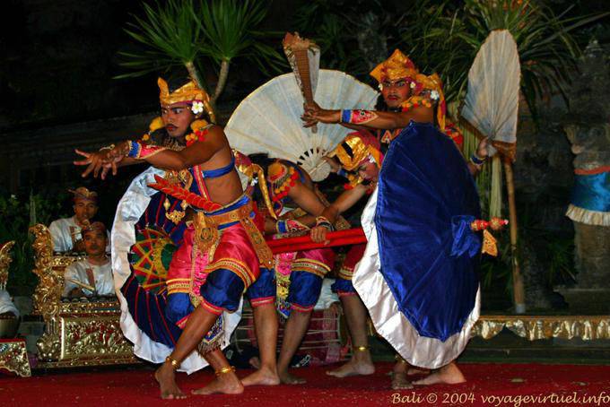 Dancing with Giants fans, Ubud Barong dance - Bali