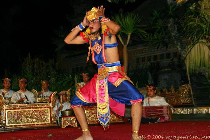 King dancer before Batubulan orchestra, Ubud Bali Barong dance - Bali