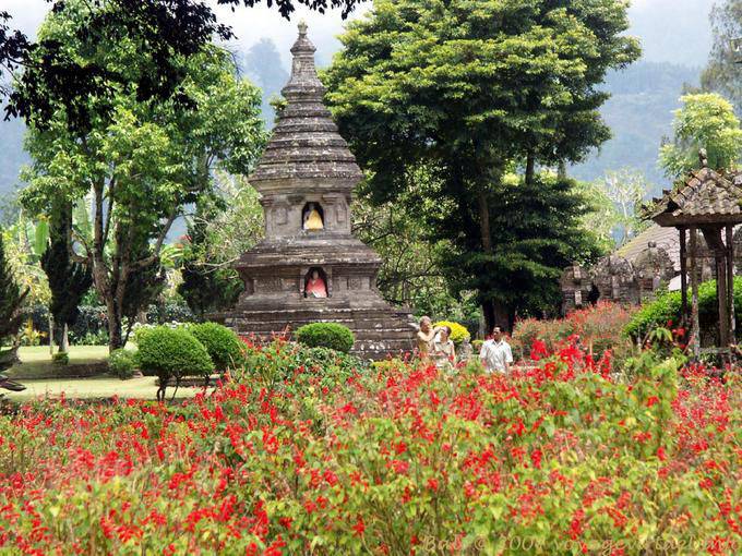 Stupa dans les fleurs Ulun Danu Bratan Temple Bali