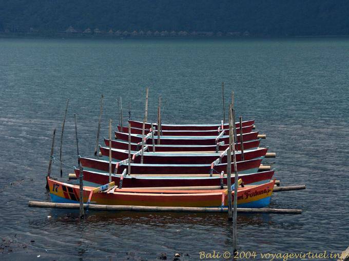 Bateaux sur le lac Bratan Ulundanu Bali 