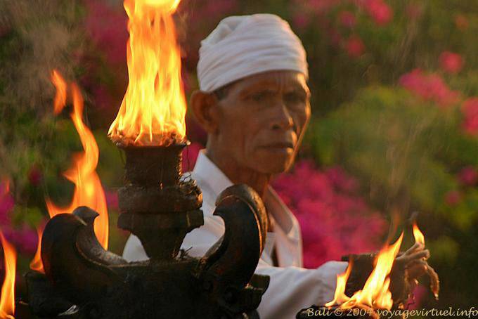 Priest and flame Uluwatu - Bali