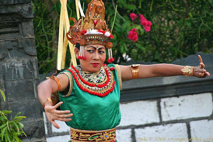 Look dancer, rigid posture, Kecak dance at Uluwatu - Bali