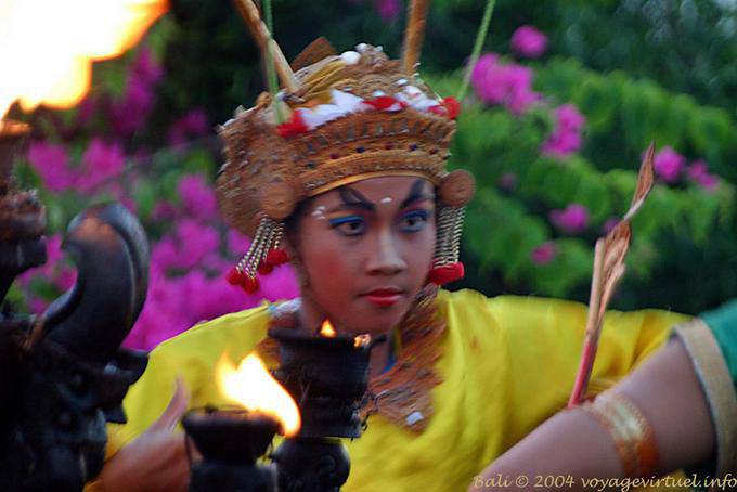 Flame transport Uluwatu Kecak dance - Bali