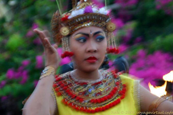 Blurred Motion dance in Uluwatu - Bali