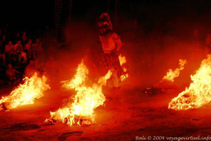 Trance dance in the flames Uluwatu Kecak - Bali