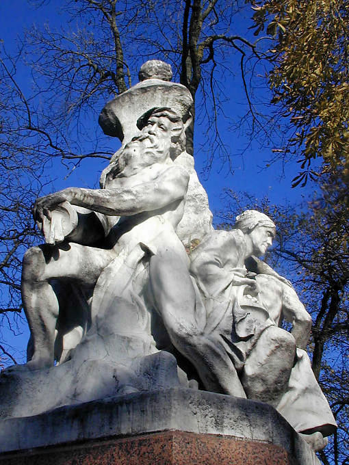 Besançon, statue located in Granvelle park - France