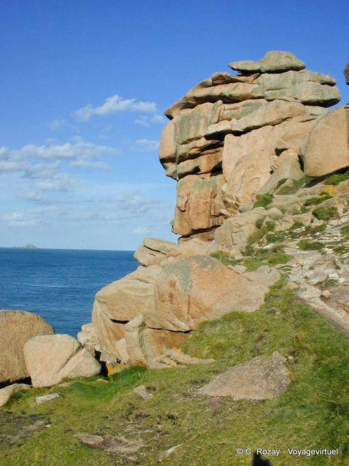 Between rocks and Pors Kamor Skewell, Coastguard Path. - France