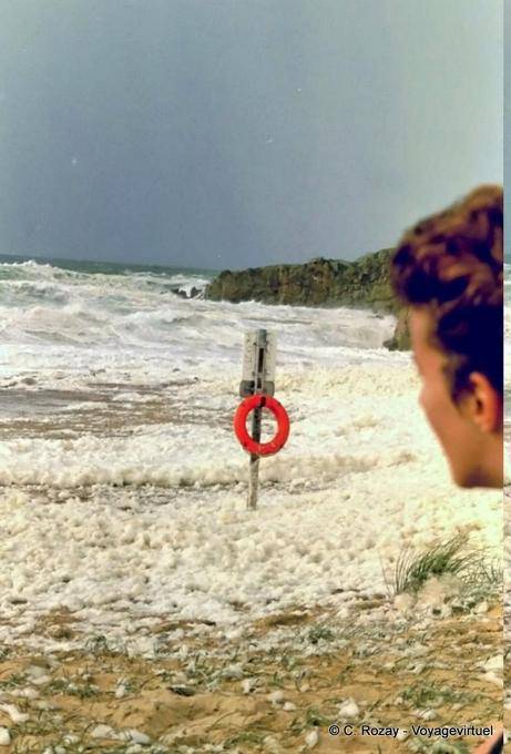 Red buoy and white foam, Quiberon - France