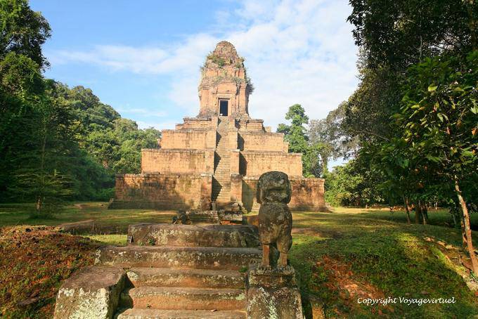 Facade of the pyramid temple, Baksei Chamkrong, Angkor, Cambodia