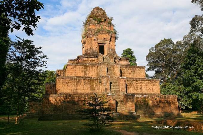 Hindu temple dedicated to Shiva, Baksei Chamkrong, Angkor, Cambodia