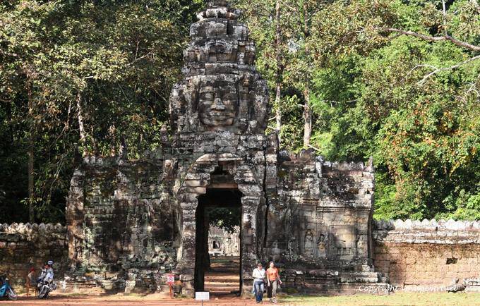 Fourth wall speaker and gopura, Banteay Kdei, Angkor, Cambodia