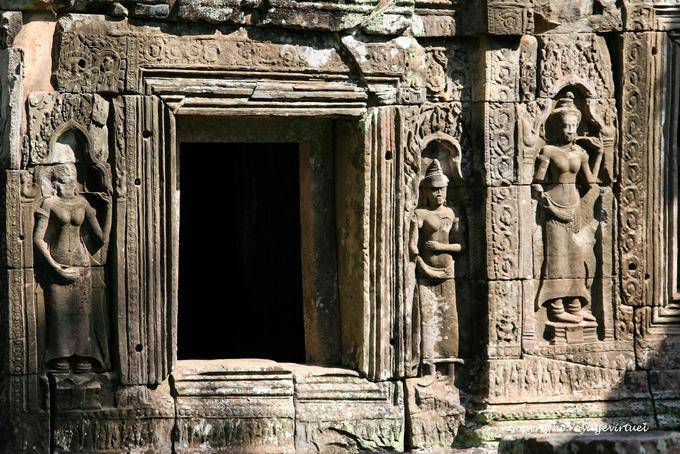 Celestial nymphs around a window, Banteay Kdei, Angkor, Cambodia