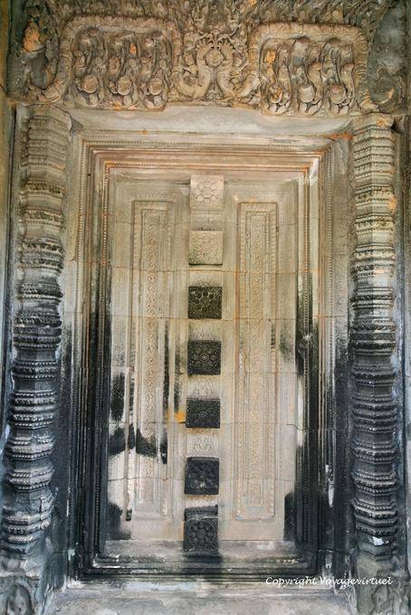 False door with columns and pediment with the naga, Banteay Samré, Angkor, Cambodia