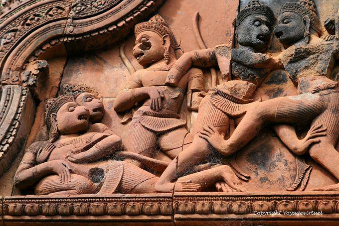 Fight between Valin and Surgrîva, gopura I, Banteay Srei, Angkor, Cambodia