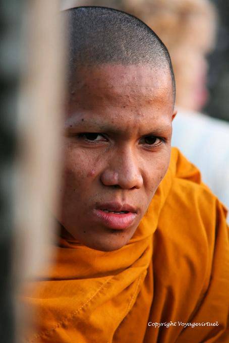 Phnom Bakheng Regard yellow monk, Angkor, Cambodia