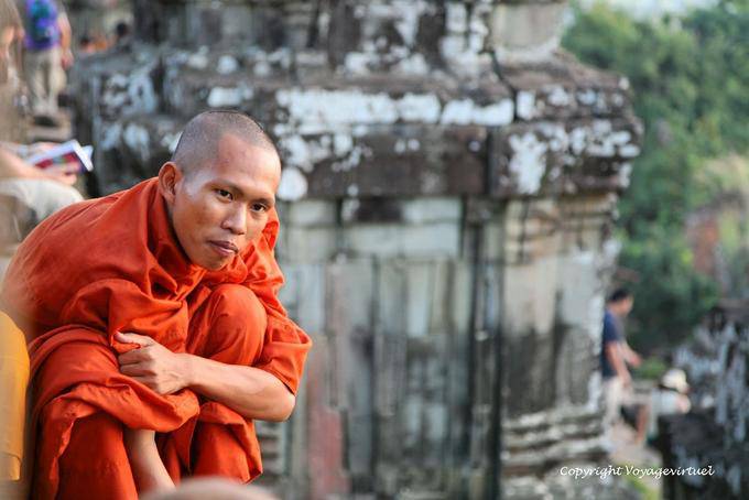 Phnom Bakheng look monk, Angkor, Cambodia