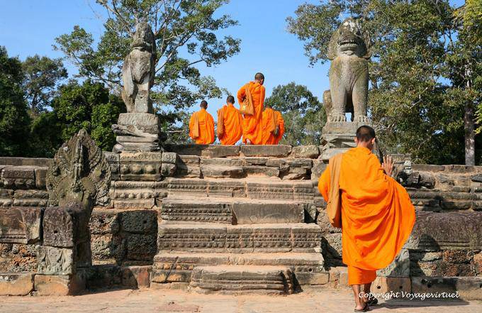 Steps and two guardian lessons, Srah Srang, Angkor, Cambodia