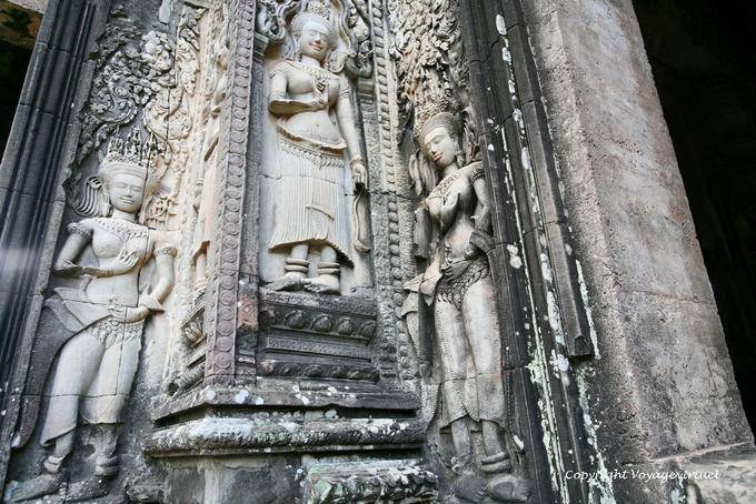 Devatas female with different types of sampot, Thommanon, Angkor, Cambodia