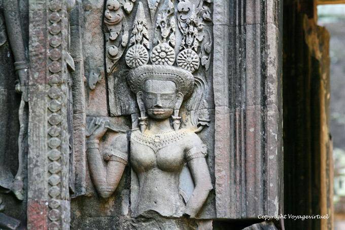 Devata to somtueuse cap, Thommanon, Angkor, Cambodia
