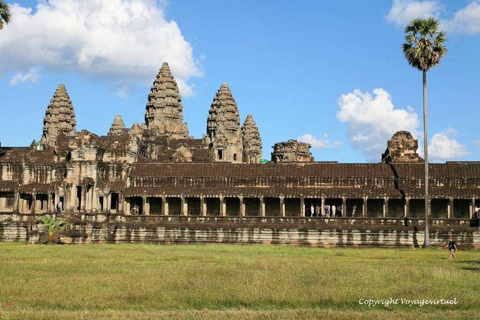 Between the first and the second enclosure, from the south, Angkor Wat, Angkor, Cambodia