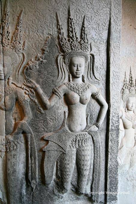 Tiara tiara, necklace and jewelry, tight dress, Apsara, Angkor Wat, Angkor, Cambodia