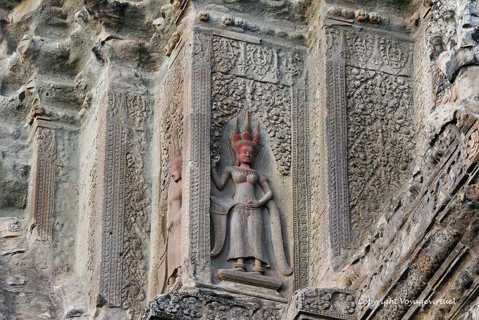 Aspara red head on one of the towers, Angkor Wat, Angkor, Cambodia