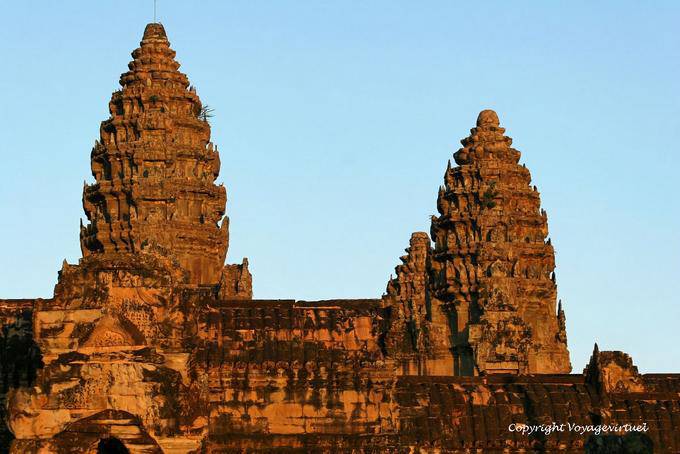 Last sunlight on two tours of the sanctuary, Angkor Wat, Angkor, Cambodia