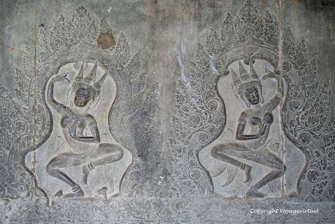 Dancers in relief in niches decorated with friezes, Angkor Wat, Angkor, Cambodia