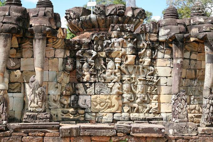 Zoom on the wall of the upper terrace and sculptures, terrace Elephants, Angkor, Cambodia