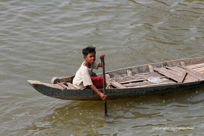 Young boy rowing, Chlong - Cambodia