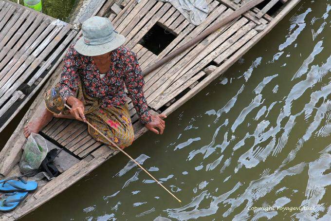 Woman fishing from a boat, Chlong - Cambodia