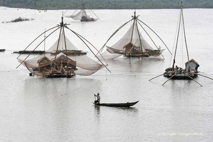 Fishing houseboats to flounder on the Mekong, Chhlong - Cambodia