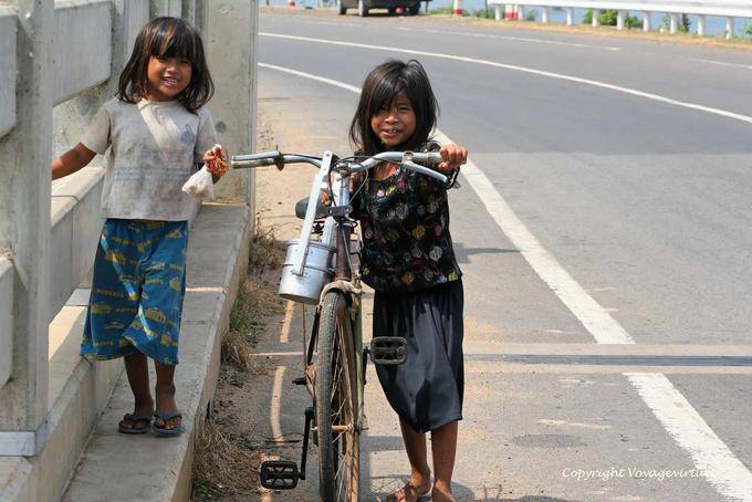 Gamines bike to the bridge of Kampong Cham Krong - Cambodia
