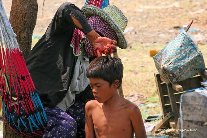Street hairdresser Phumi Chhlong - Cambodia